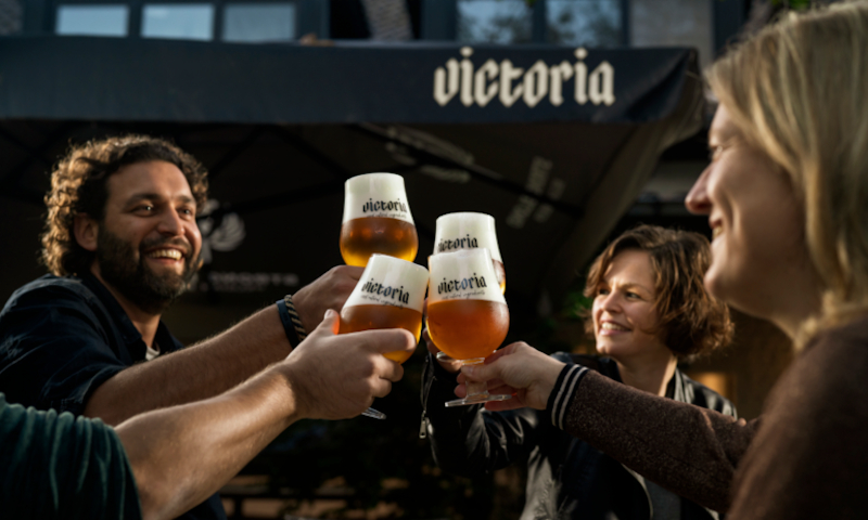 Vier mensen proosten met Victoria Sterk Blond bier